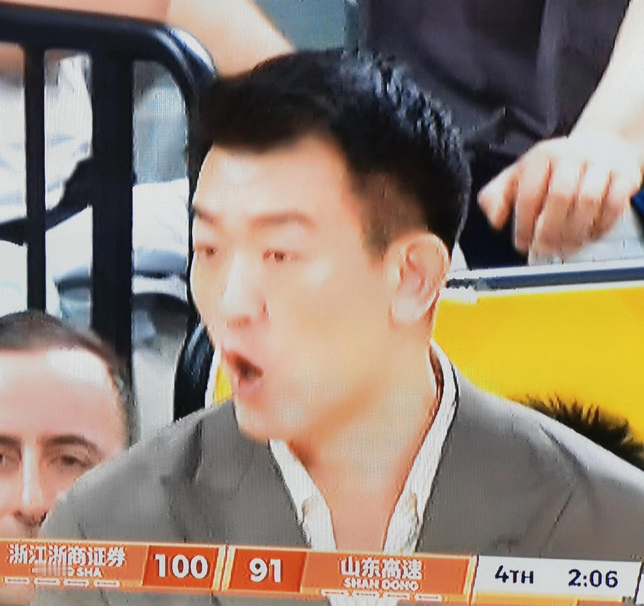 广厦对山东，一场充满火药味的比赛，比的是看谁罚球多、看谁被罚下去的人多。广厦在