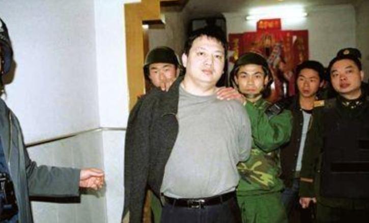 一个前武警法医，辞职下海后造出了整整18吨冰毒——这个数字什么概念？足够让上亿人