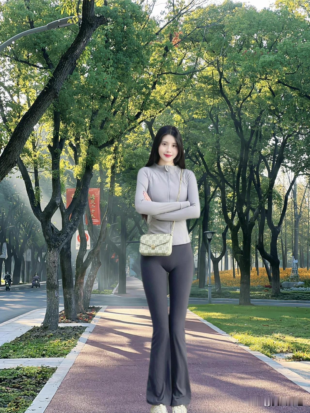 秋日漫步，树影婆娑，时尚穿搭，轻松自在。