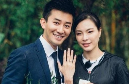 2017年，奥运冠军吴敏霞结婚时，二话不说下跪给婆婆敬茶，婆婆却不以为然。婚后吴