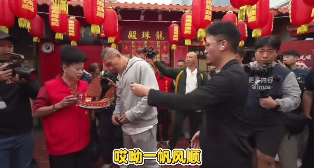 11月4日，台湾网红馆长在厦门参观了龙珠殿，了解了龙珠殿内的摆放的池王爷等神像，