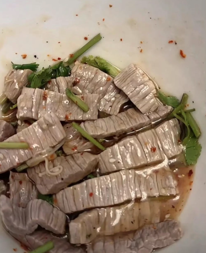 下班买的一份牛肉，怎么感觉长得怪怪的？