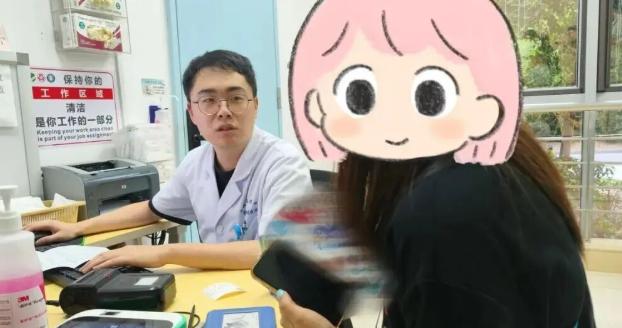 宁波，一34岁男子上班开窗，一只蝙蝠突然飞进办公室，黑漆漆一团正好停在衣角上。他