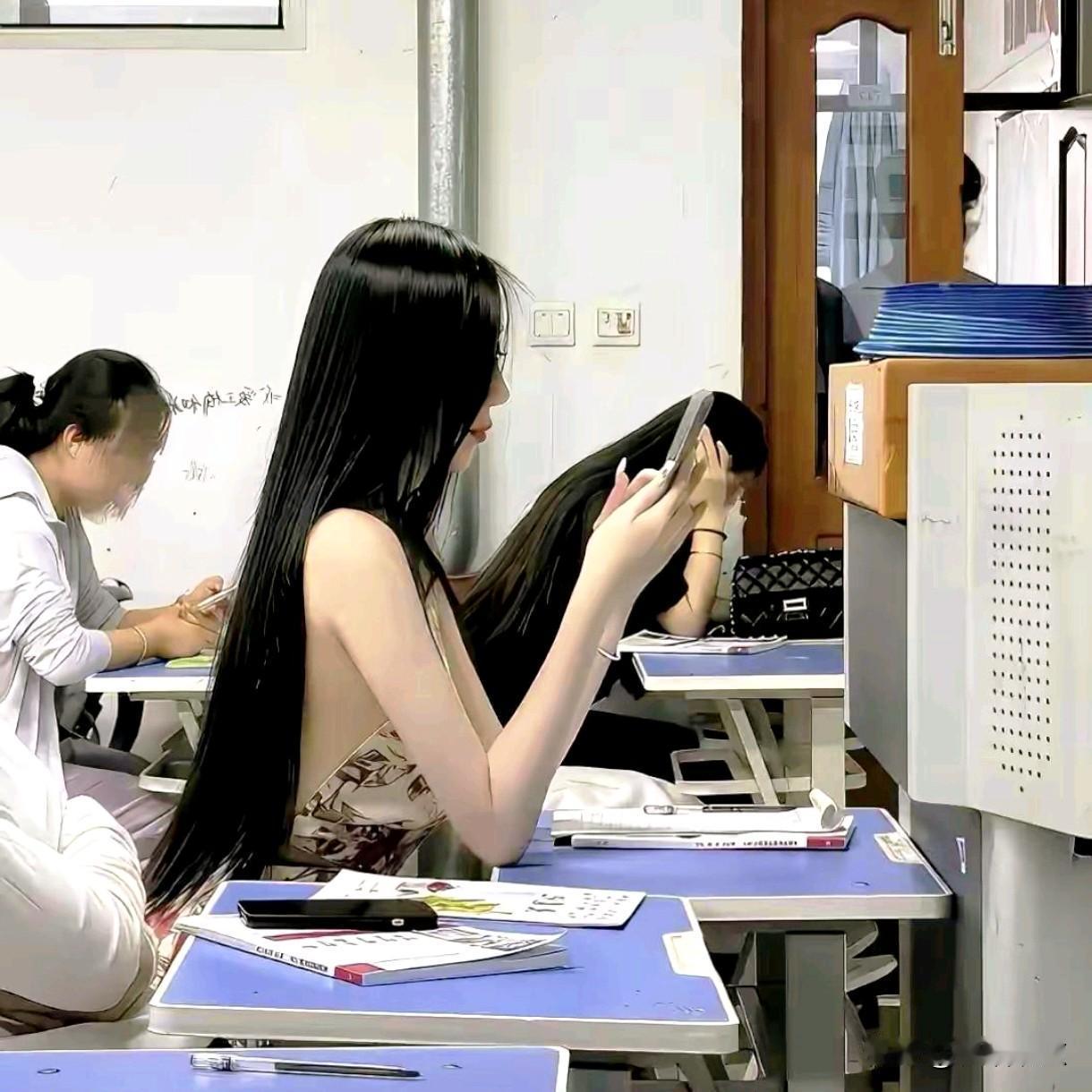 现在大学生，可以这样成熟了？就像今天在教室看到的这一幕：姑娘一头乌黑长直发，