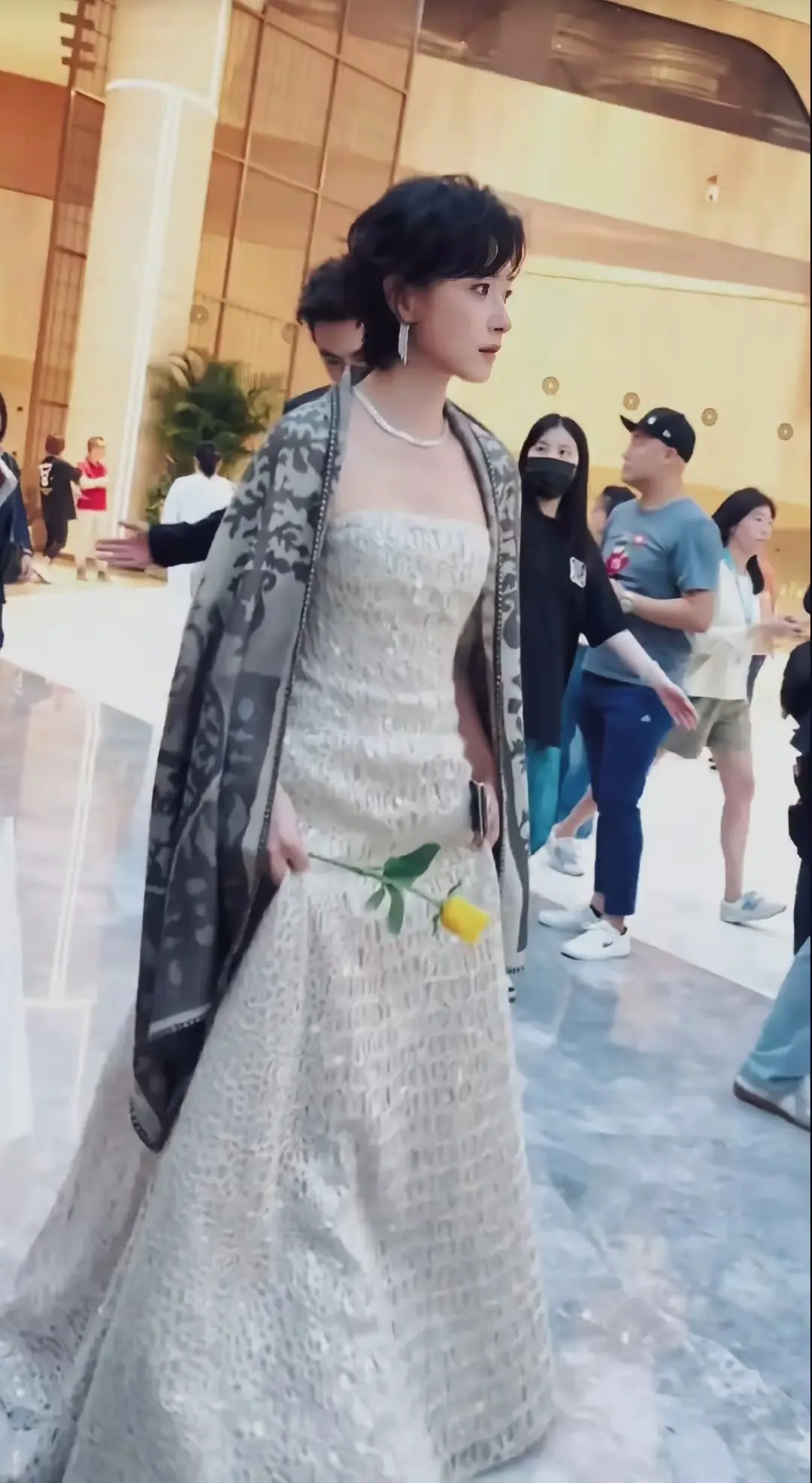 万茜人很美，但是黄玫瑰很难看