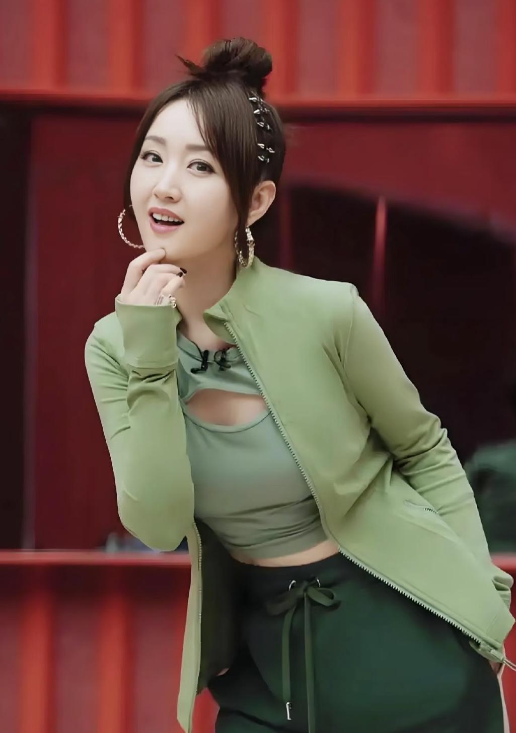 杨钰莹单身岁月：在自我世界里寻找灵魂的安宁“甜歌天后”杨钰莹的歌声曾浸润了无