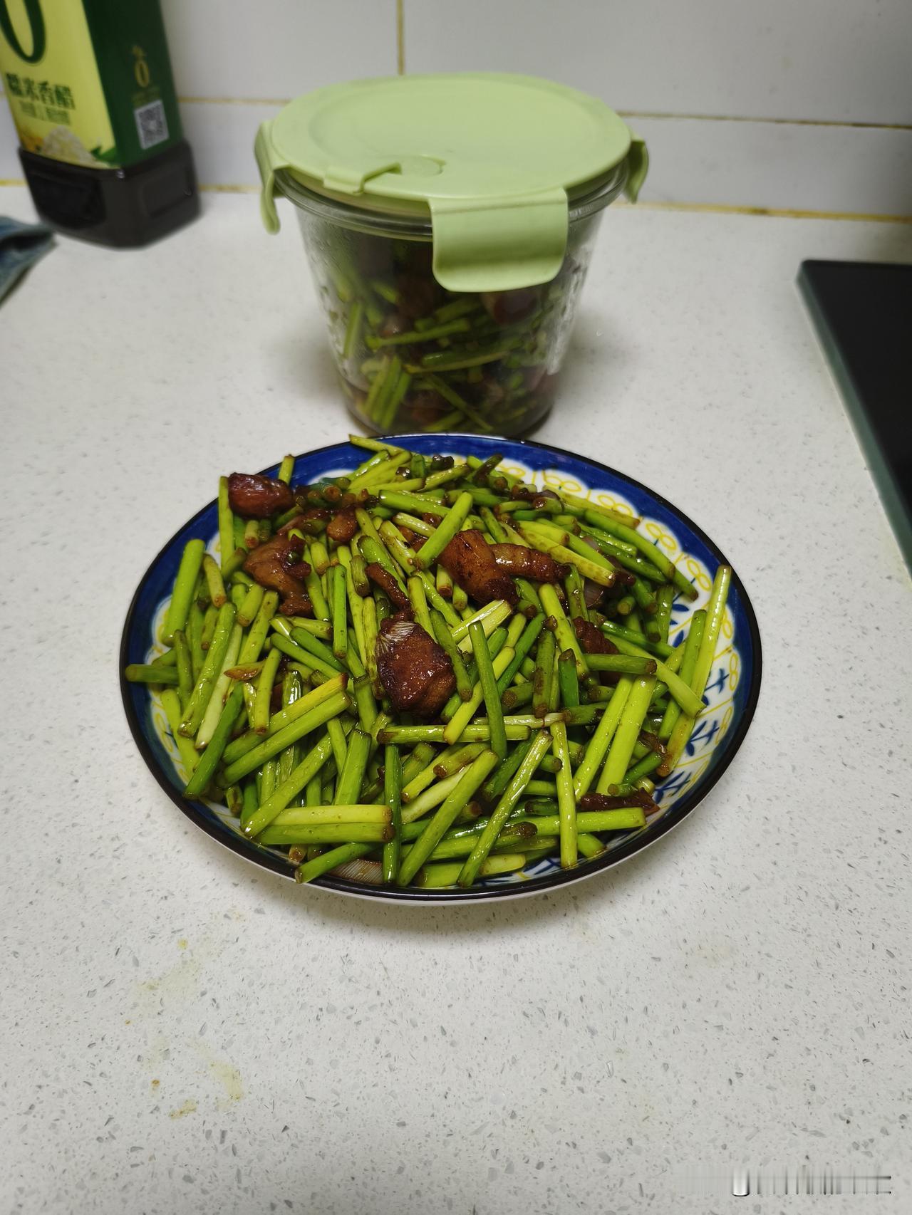大清早起床做饭，就为早饭午饭一起做。可是，人上公车交车，都已经快到单位了。才
