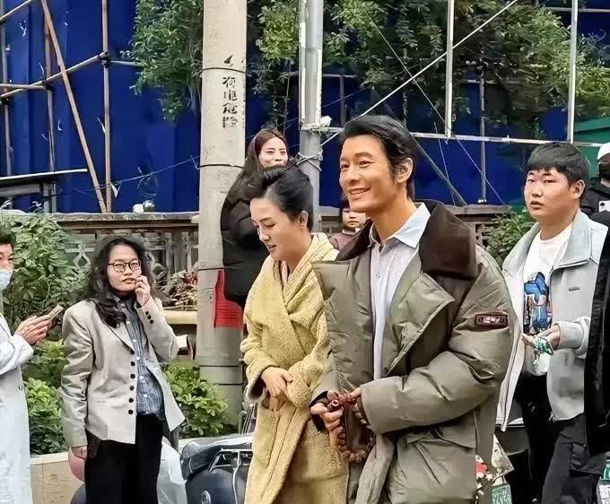 朱媛媛四月份还和黄小明一起拍戏精神状态挺好的，路人穿着单鞋朱媛媛穿着棉鞋
