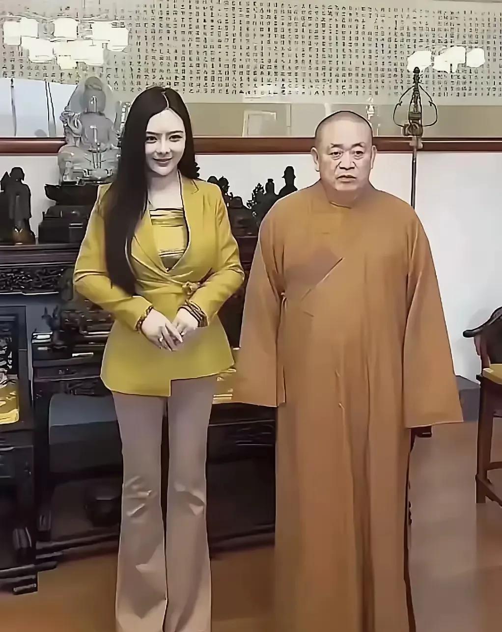 释永信旁边这个美女，就是画家关琪，95年出生，国家一级美术师，教授，画画水平高，