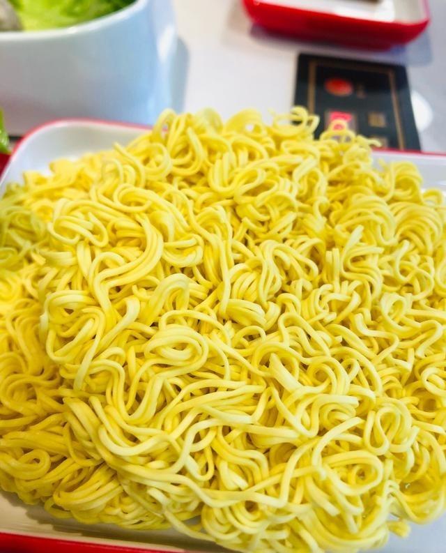 1992年，成千上万箱中国方便面，源源不断的送到俄罗斯境内，每20万箱就可以换一