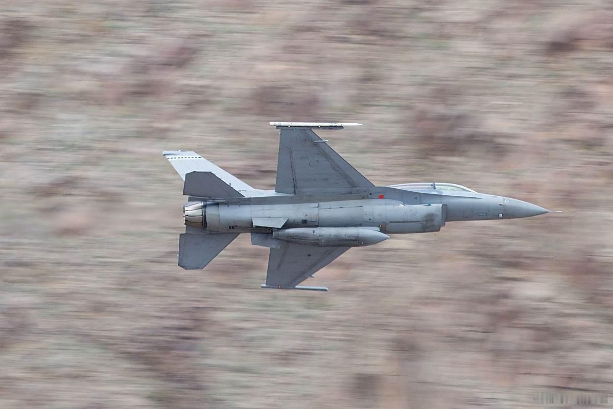 印度坠毁战机飞行员画面曝光。分析点评：从视频画面上来看，这位印度的飞行员年纪可能