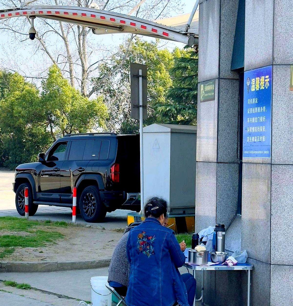 就这些人根本不是自驾游，不进景区，不进餐馆，到了服务区就安营扎寨，一个车占三四个