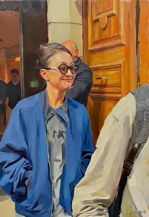 再看周迅的近照，不由得心生感慨。对比年轻时灵气满满的模样，如今脸上多了不少岁月痕