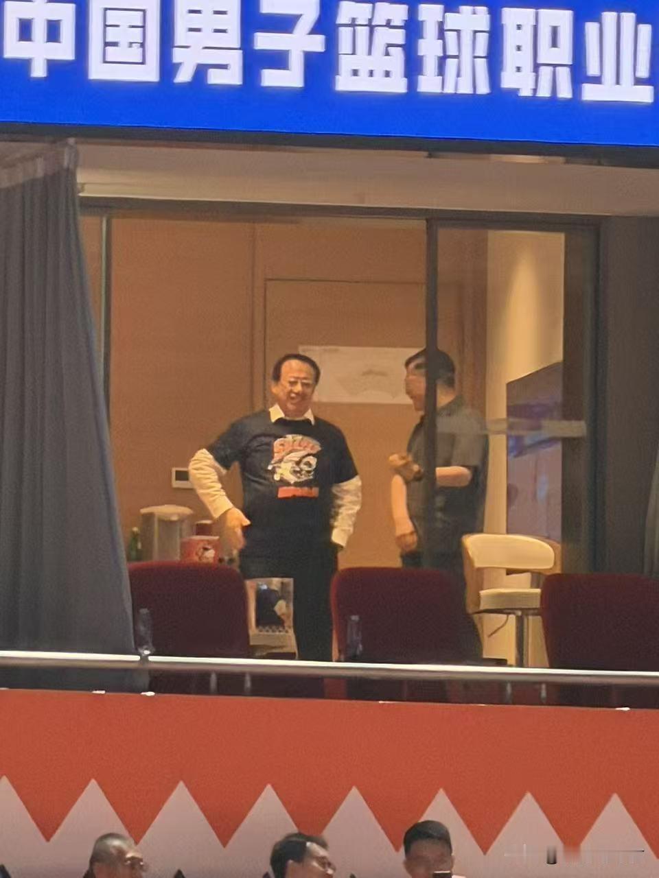上海男篮奖金拿到手软！时隔24年后，在姚明现场的注视下，卢伟带领上海男篮在主场