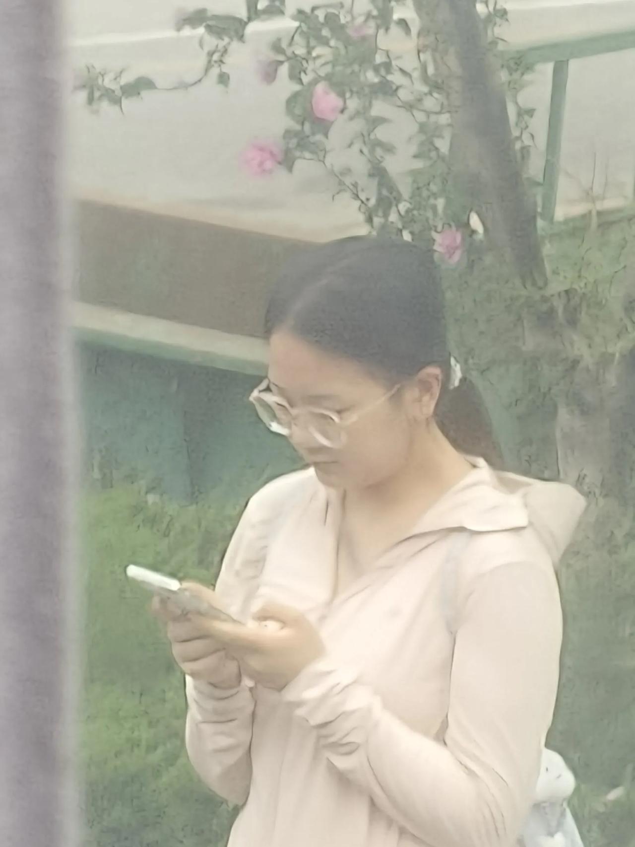 人生真的很难，往往走错一步路，就会万劫不复；人生真的很容易，只要你甘于平庸，
