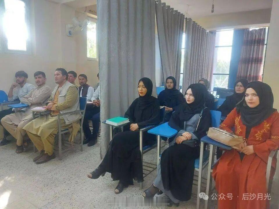 打拳的动不动要：要全女餐厅、全女车厢、全女课堂、全女酒吧……裴轶跟女生说要让“恶