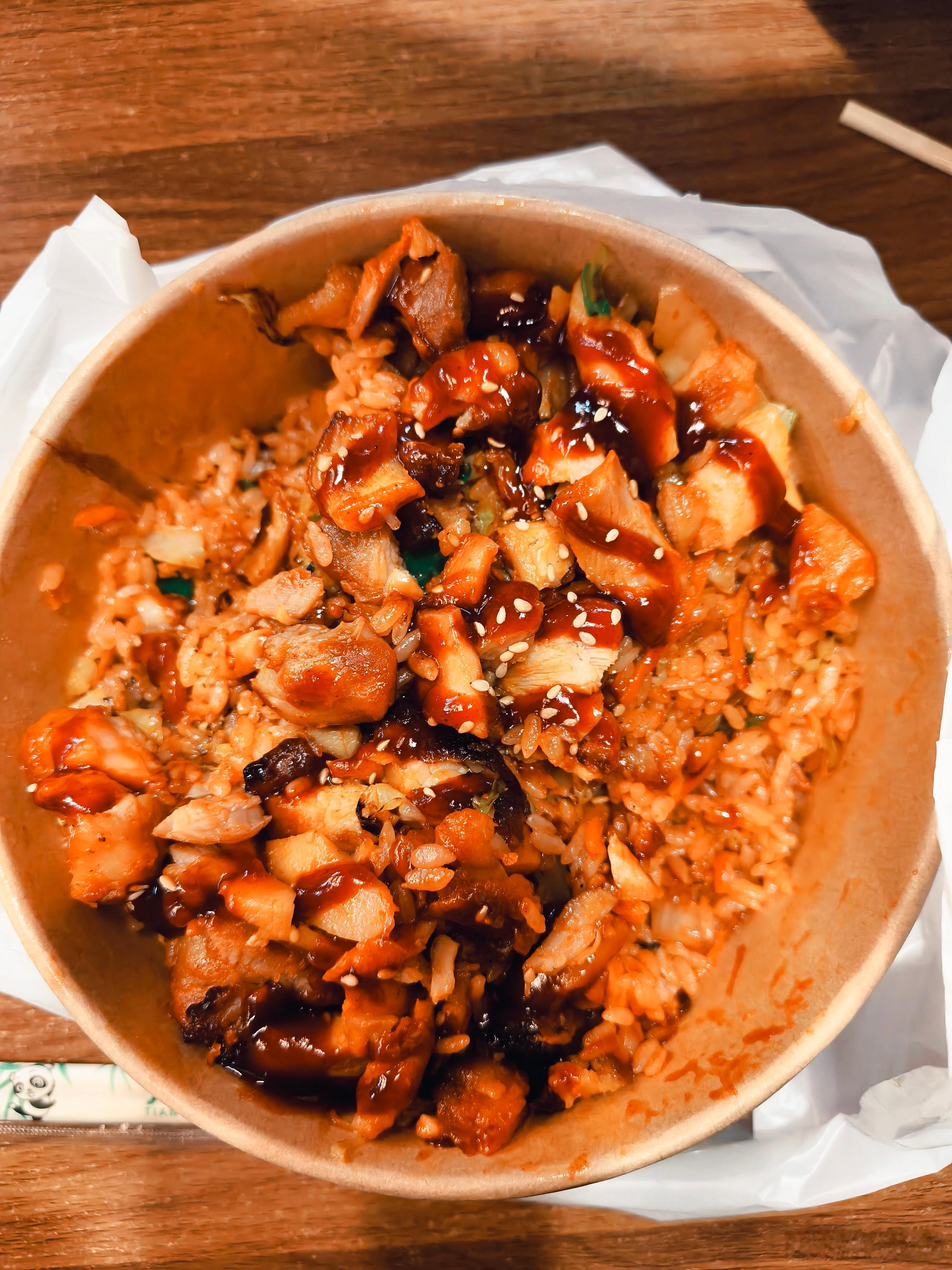 中午吃的饭麻辣香锅无麻无辣版➕蜜汁烤肉拌饭和小杨同学一起吃饭，就是主打一个清淡饮