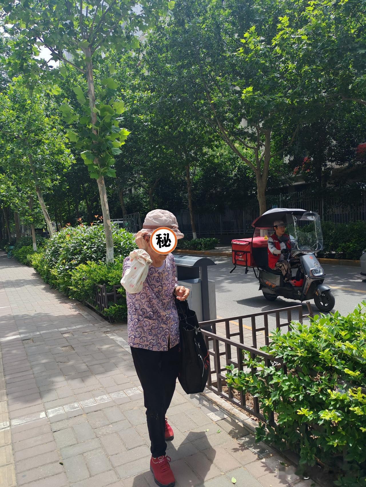 捡废品这钱不好赚了6月14日，坐标西安。这是我们小区的一个阿姨，刚刚在路上碰到