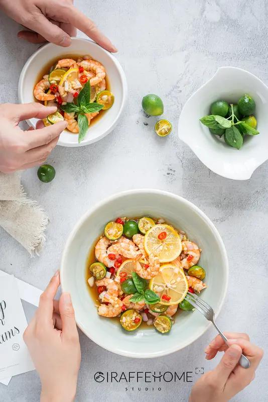 脾胃虚弱者在食疗时有诸多食物需要避免，否则可能加重不适。生冷食物首当其冲，像冰