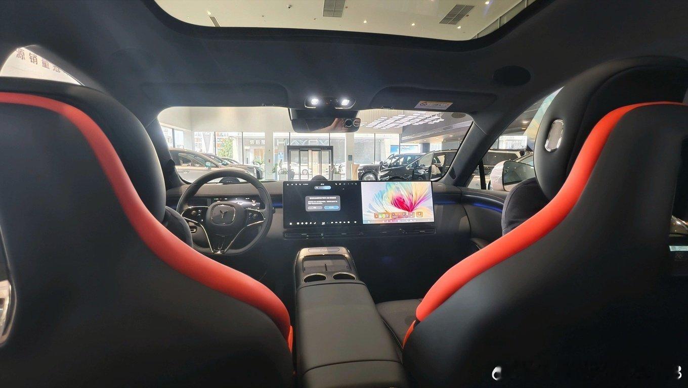 网上刷再多岚图追光S的图片参数，都不如到店亲眼看一看实车。今天到店见到...
