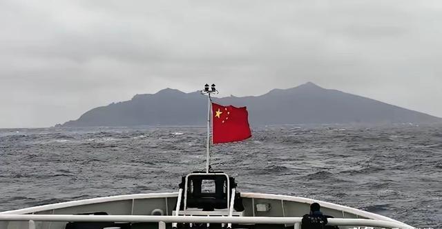 雷霆出击！中国海警台湾周边严打非法军火运输解放军同步开展训练。2026年1月2