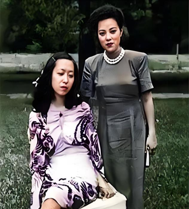 1957年，张爱玲母亲病重，无人照顾，多次写信给张爱玲，希望见女儿最后一面。岂料