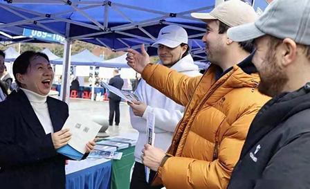 两张照片，让宁波大学站在了风口浪尖。2026年7月初，两张照片在社交平台上炸