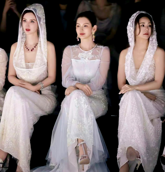 看刘芸和张萌同台走秀感觉刘芸有点可怜人家张萌选美出身，身材优势太大了，身高、仪