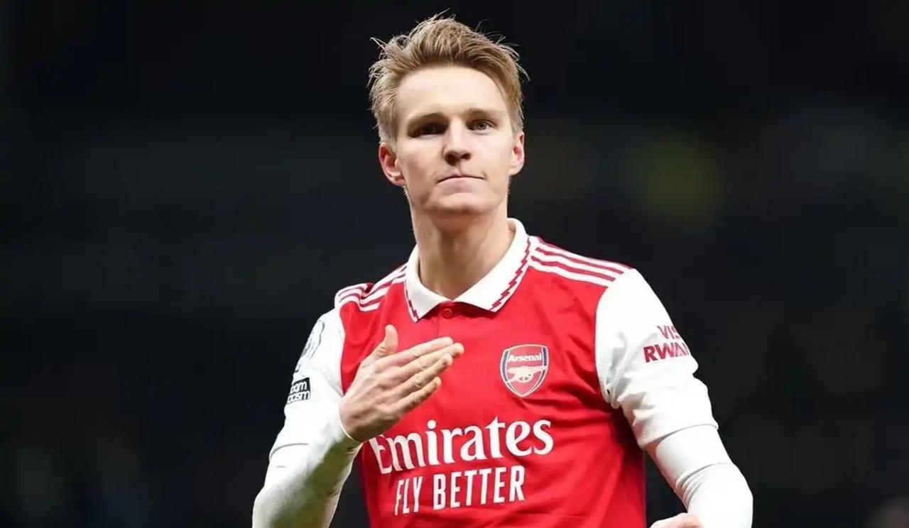 有惊无险！阿森纳赢球，领跑英超联赛，全靠对手送礼，厄德高远射破门，赖斯角球造乌龙