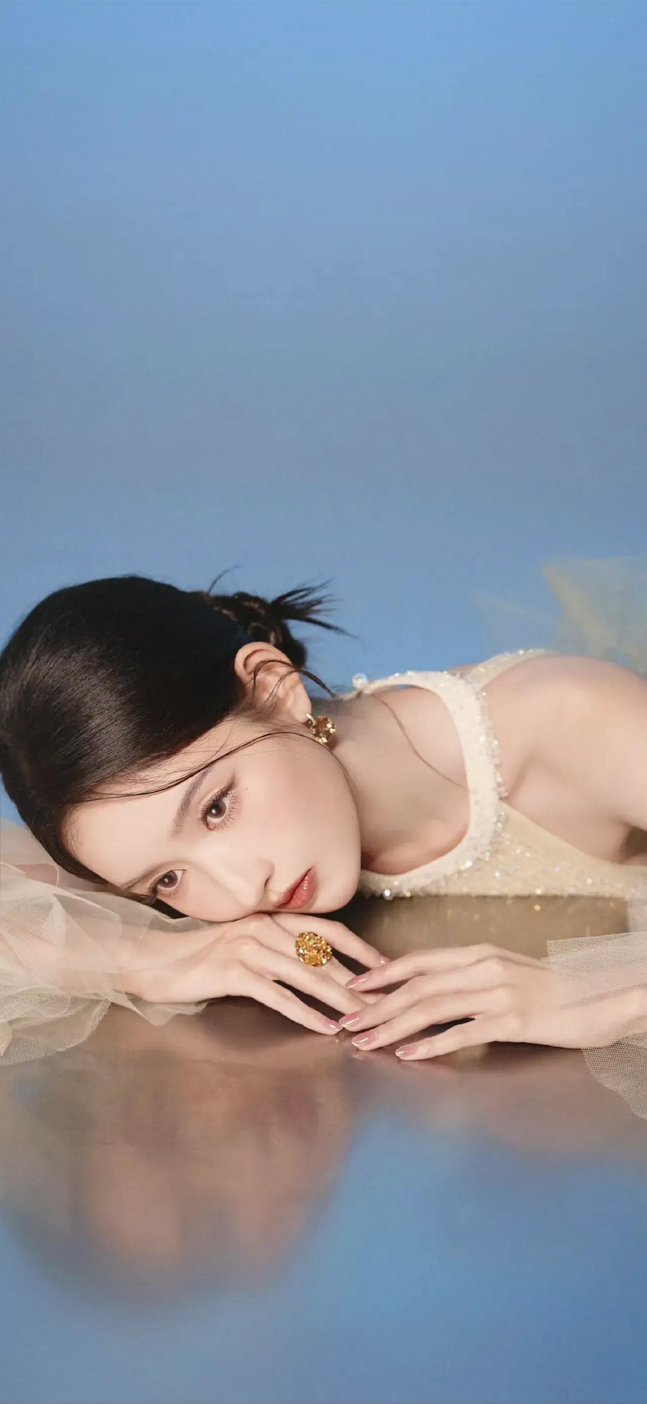 美女壁纸～王玉雯，轻纱漫舞，鎏金点缀，浅杏色纱裙裹着温柔与灵动。蓬松裙摆漾开浪漫