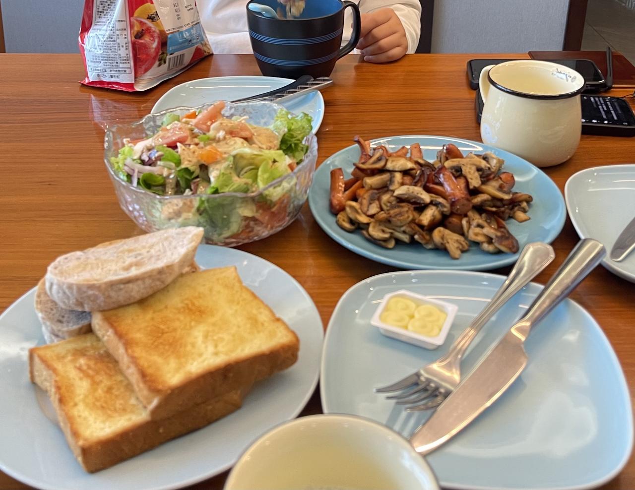 奶油香煎口蘑，撒上点黑胡椒碎盐，小细肠煎成八爪鱼，面包烤后即抹黄油，煎蛋，一盘蔬