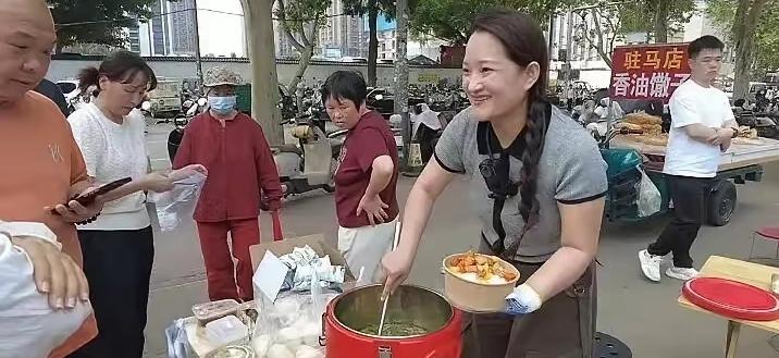 郑州肿瘤医院门口，漂亮姑娘6元卖盒饭：不赚钱还倒贴，她图什么？在河南郑州的一