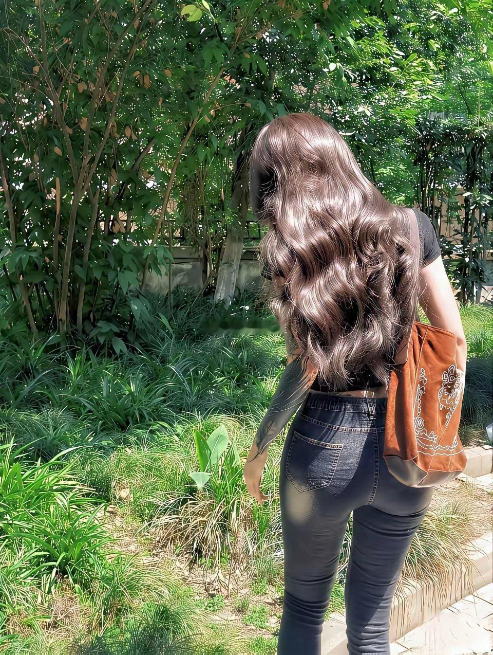 很多女生都喜欢烫这样的头发其实也不是那么好看