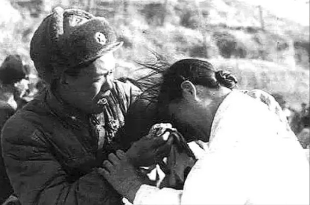 1953年秋季，一名志愿军战斗英雄即将被枪毙时，一位朝鲜姑娘冲进来死死抱住他，彭