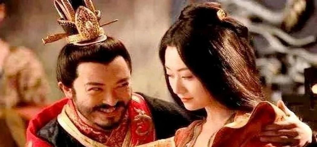 550年，高洋皇帝喝醉，一脸笑嘻嘻地扑向岳母。岳母见状，迅速一个闪身，连连后退。