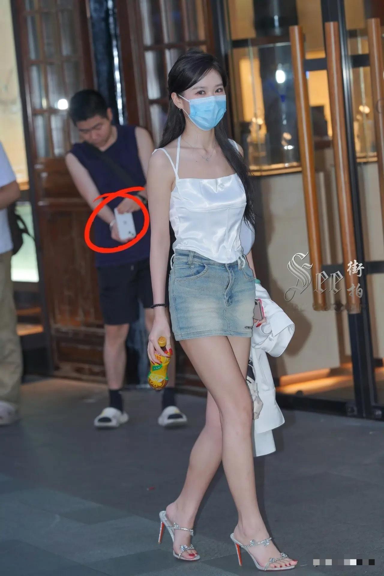 真服这哥们，真不怕美女收拾他[捂脸哭]​​​