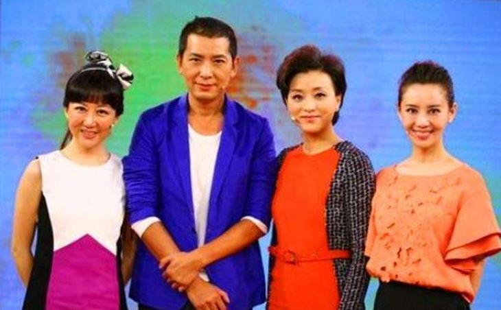 这张4人合照，我一眼就认出了短发精致、气质清绝、流光溢彩的杨澜与戴着发夹、刘海齐