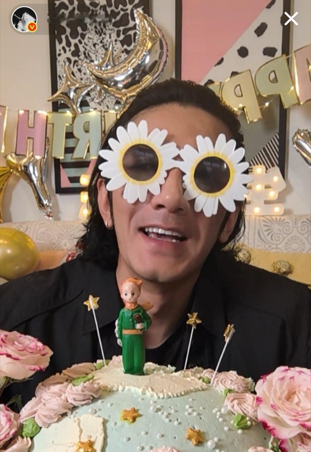 下次去海边玩建议肖老师戴生日直播的向日葵🌻墨镜，适配度氛围感拉满[笑着哭][