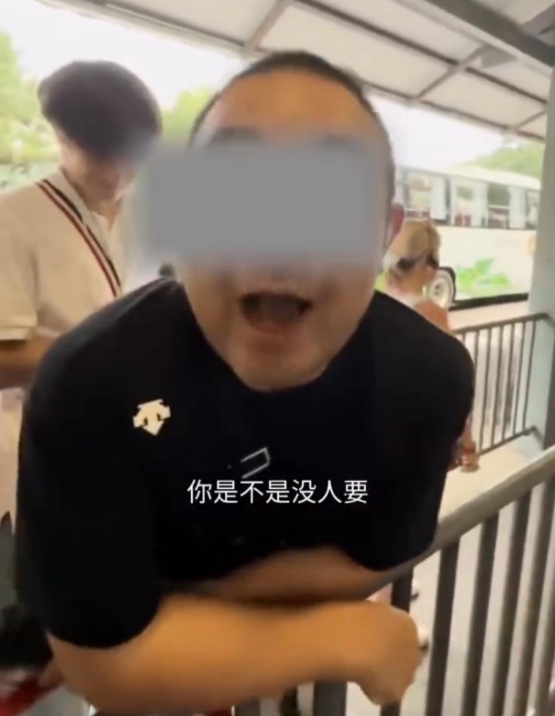 导游带外籍游客插队还贴脸辱骂？后续来了：道歉被拒，正脸曝光，网友炸锅 7月6