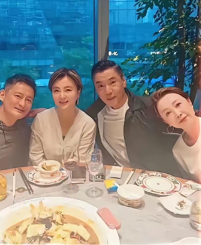 右一美女是谁？气质不凡，一时想不起来名字了。