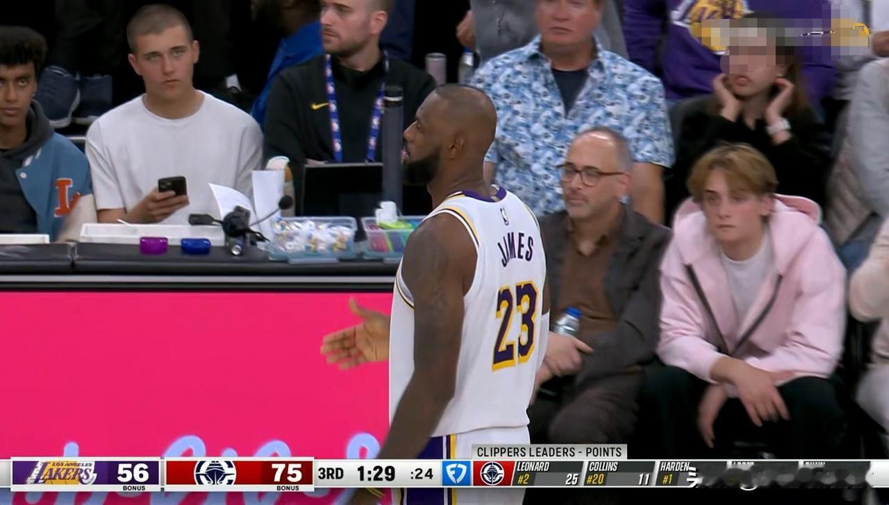 我一定要怒赞湖人老将詹姆斯！虽然今天湖人在客场以88：103不敌快船，但是老将詹