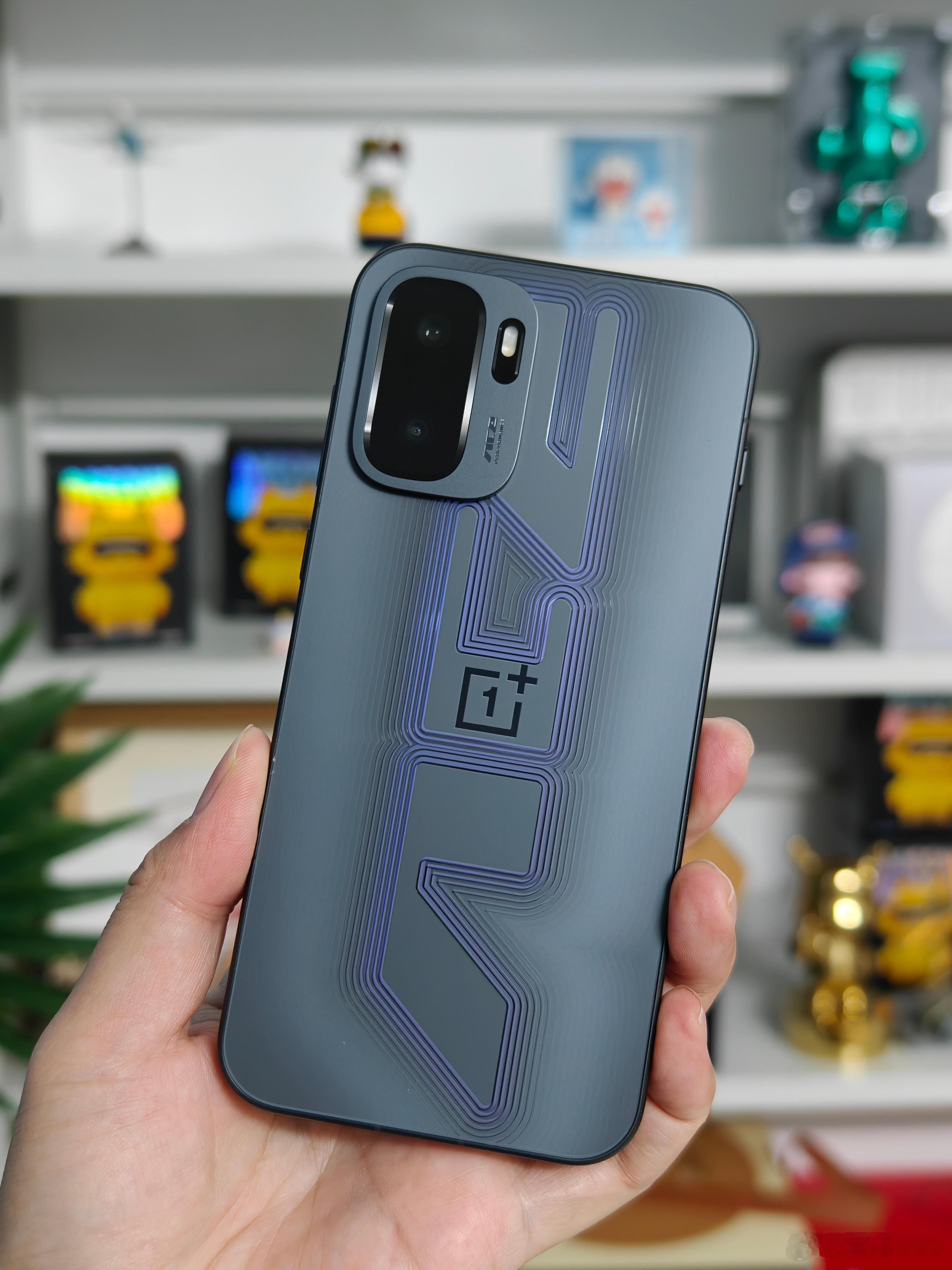 一加Ace6至尊版的背部设计“会发光的Ace”电竞感直接拉满可以猜猜起售价，4月