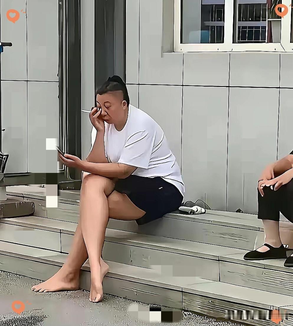 东北雨姐，登上热搜。7月31日，东北雨姐在辽宁本溪街头被网友拍到，只见她剃着利