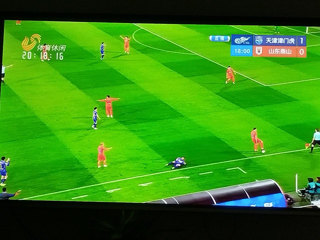 前场没有瓦科还真不行！瓦科的拿球、出球等小技术，泰山队无人能及！丢球源于俩后腰