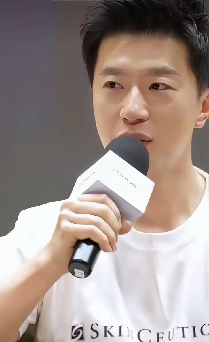 时间还是很紧迫，下个月就要亚运会了。已经退役的马龙义无反顾的回来，给孙颖莎当