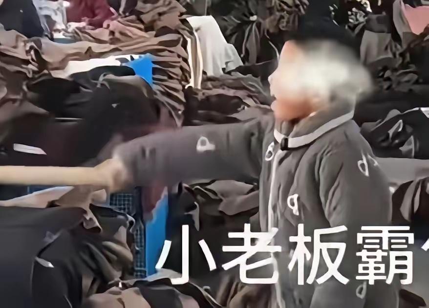 浙江一工厂老板，将十多岁的儿子带到了车间，没想到这孩子小小年纪却很嚣张，拿着根棍