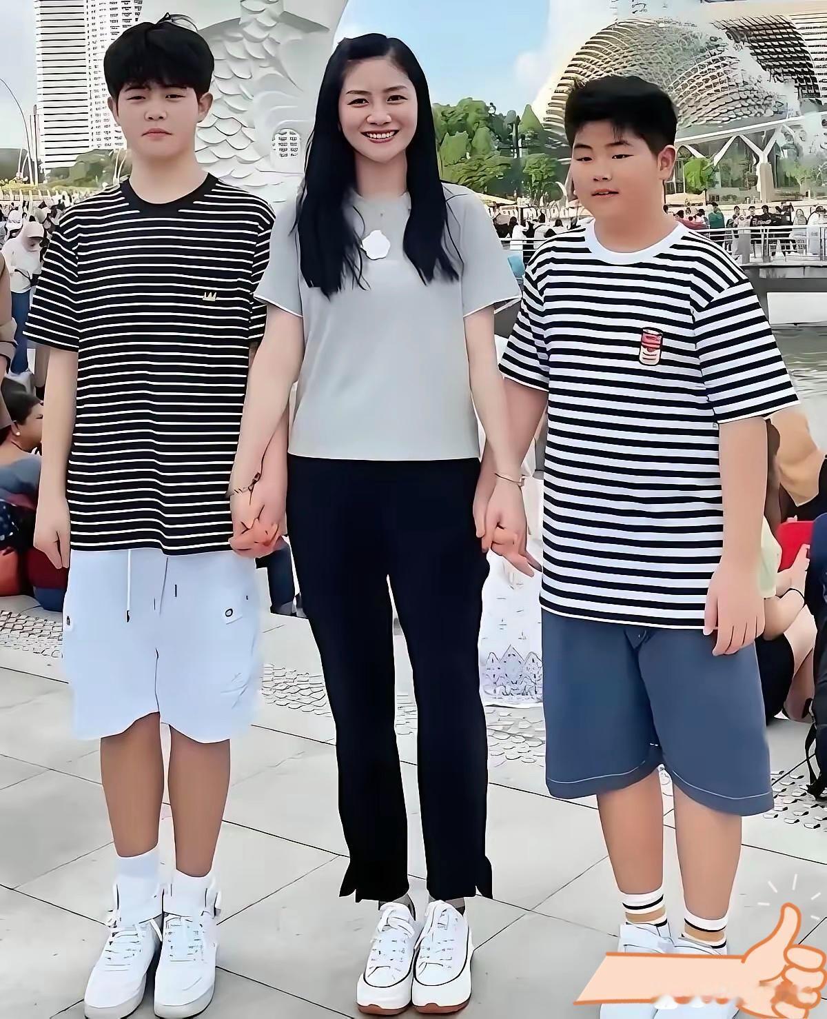 妈妈胡可长得那么漂亮，两个儿子却相貌平平。