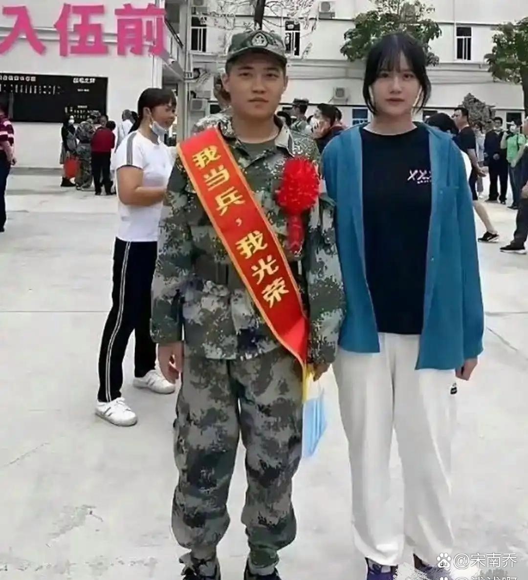 入伍和退伍，两人的气质都变了