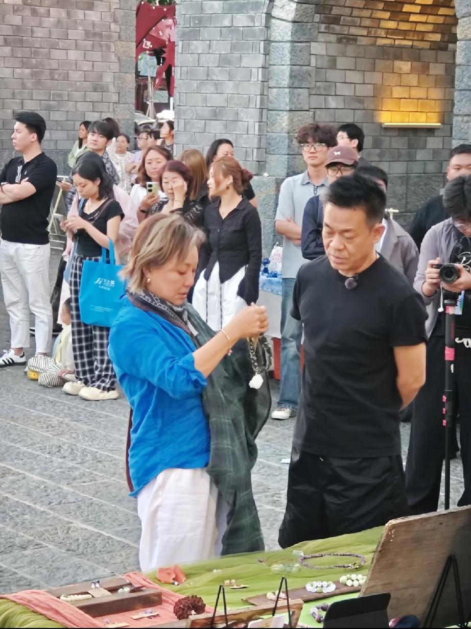 李静现身云南大理，无修图下皮肤油腻肤色发黑，并不显年轻，和真实年龄差不多，一看就