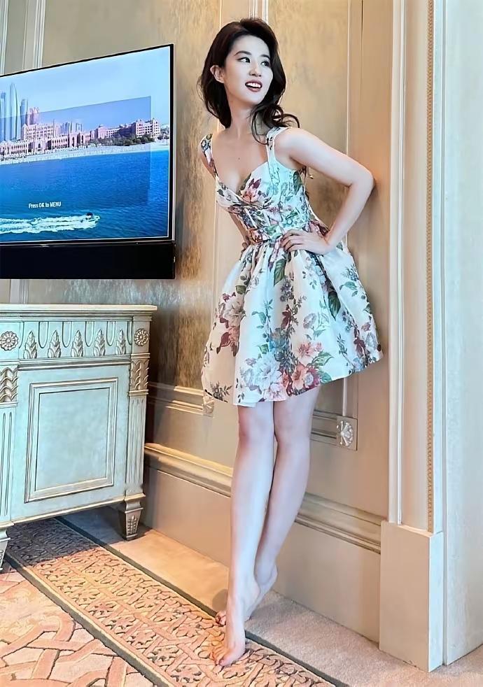 夏日度假风穿搭，轻盈飘逸的连衣裙，搭配海滨美景，尽享轻松惬意时光。